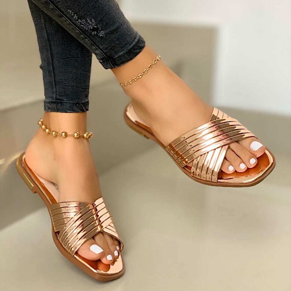 Flat-bottomed large size hollow slippers