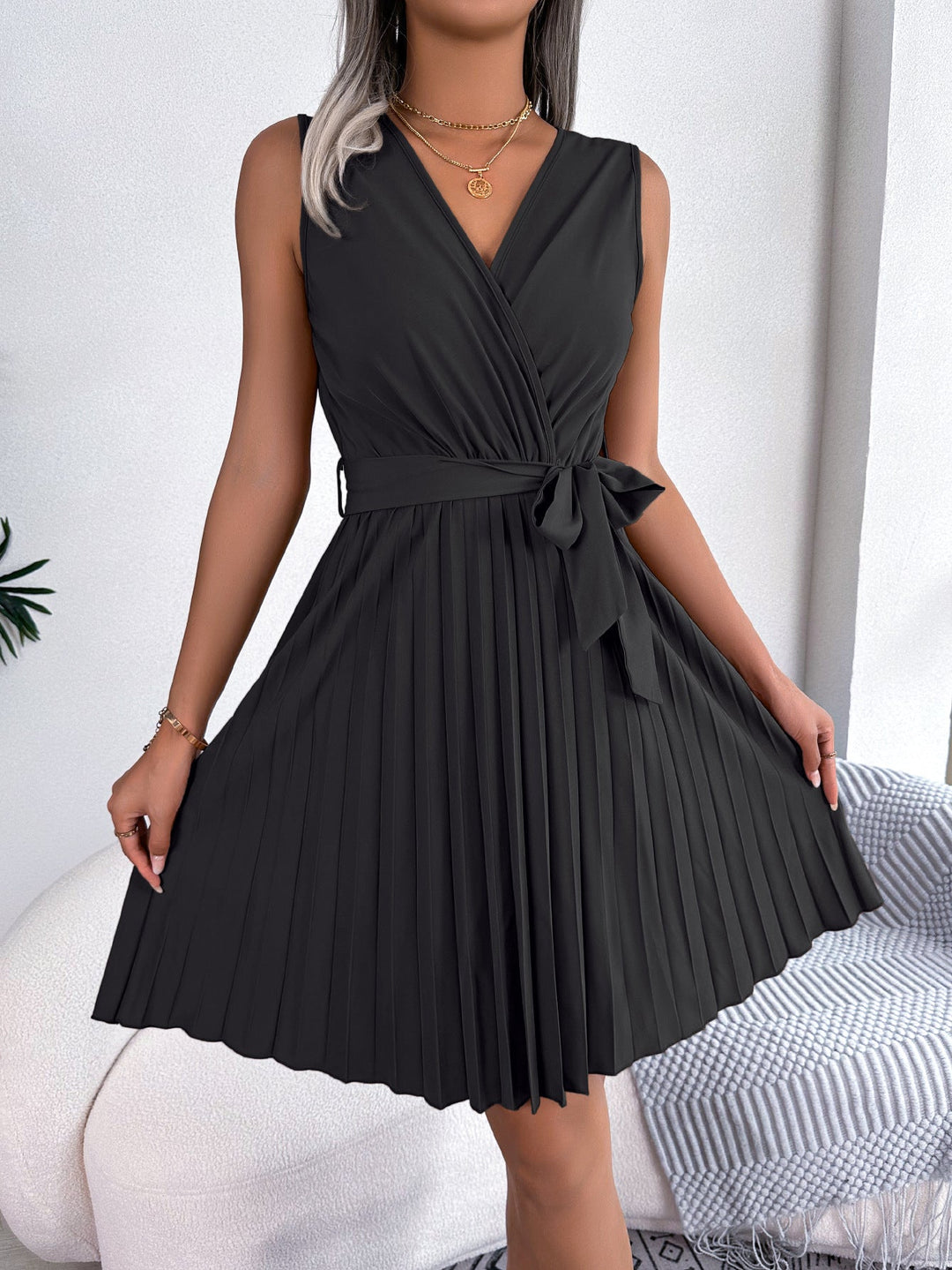 Elegant V-Neck Sleeveless Pleated Dress with Gathered Waist – Flowy Summer Midi Dress for Women