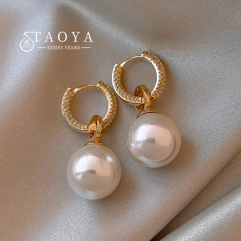 Women's Fashion: Luxury Pearl Earrings