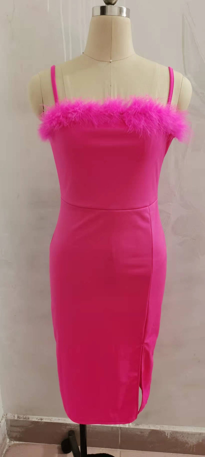 Sling Feather Trim High Slit Party Slim Fit Dress
 Product information:
 
 Pattern: solid color
 
 Fabric name: Polyester
 
 Color: black, dark pink
 
 Sleeve type: sleeveless
 
 Main fabric composition: Polyester 